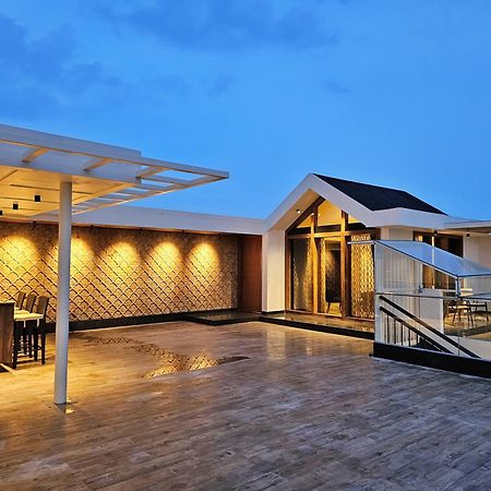 Ferienwohnung The Pentouz On 100 Feet Road Indiranagar - An Urban Luxury Retreat Bangalore Exterior foto