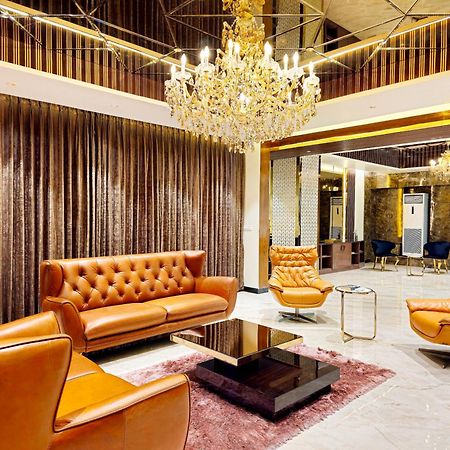 Ferienwohnung The Pentouz On 100 Feet Road Indiranagar - An Urban Luxury Retreat Bangalore Exterior foto