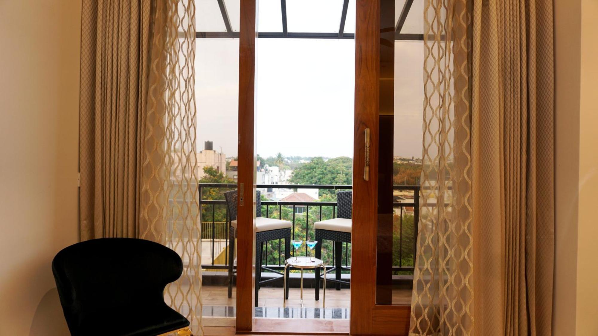 Ferienwohnung The Pentouz On 100 Feet Road Indiranagar - An Urban Luxury Retreat Bangalore Exterior foto