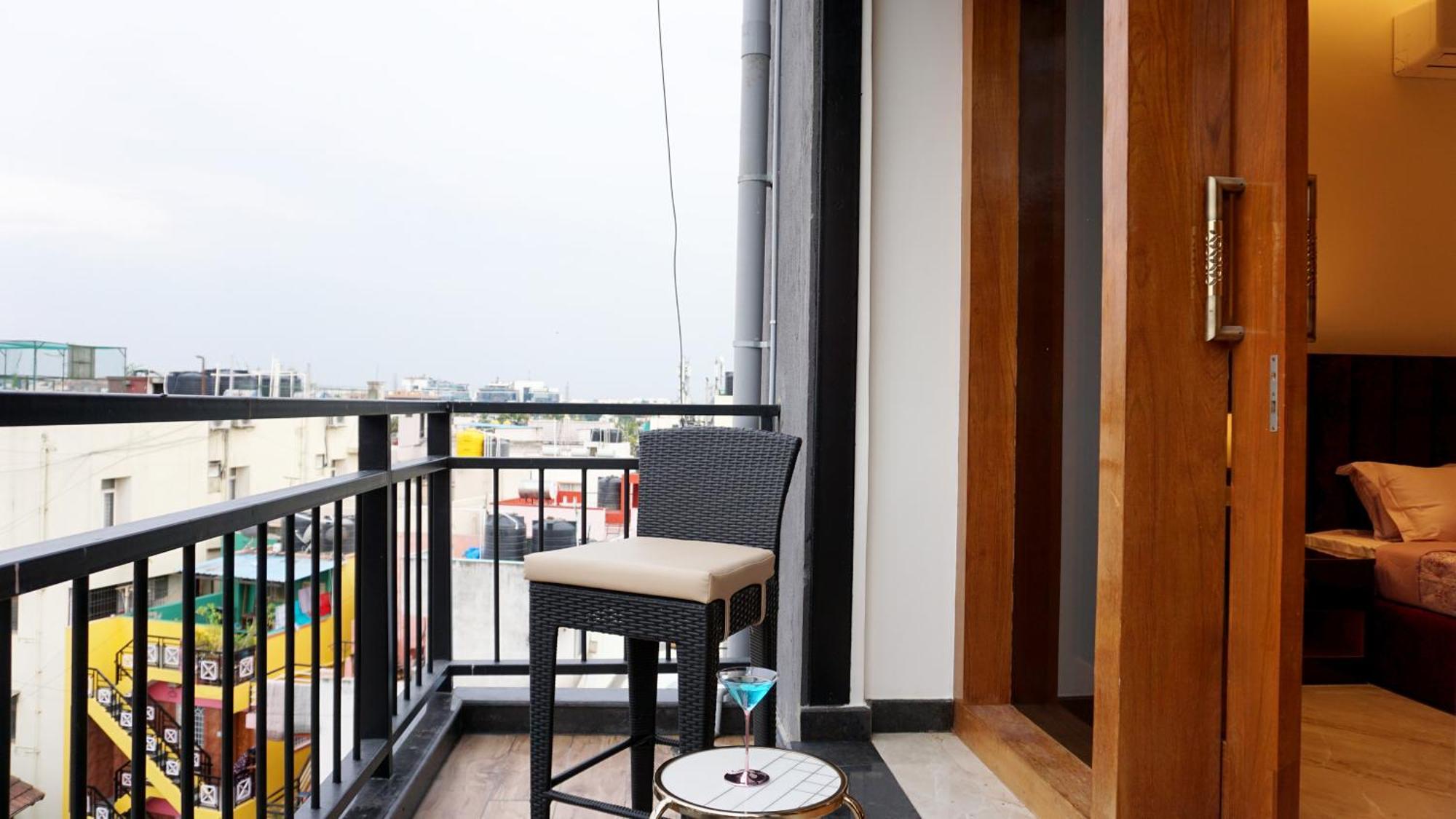 Ferienwohnung The Pentouz On 100 Feet Road Indiranagar - An Urban Luxury Retreat Bangalore Exterior foto