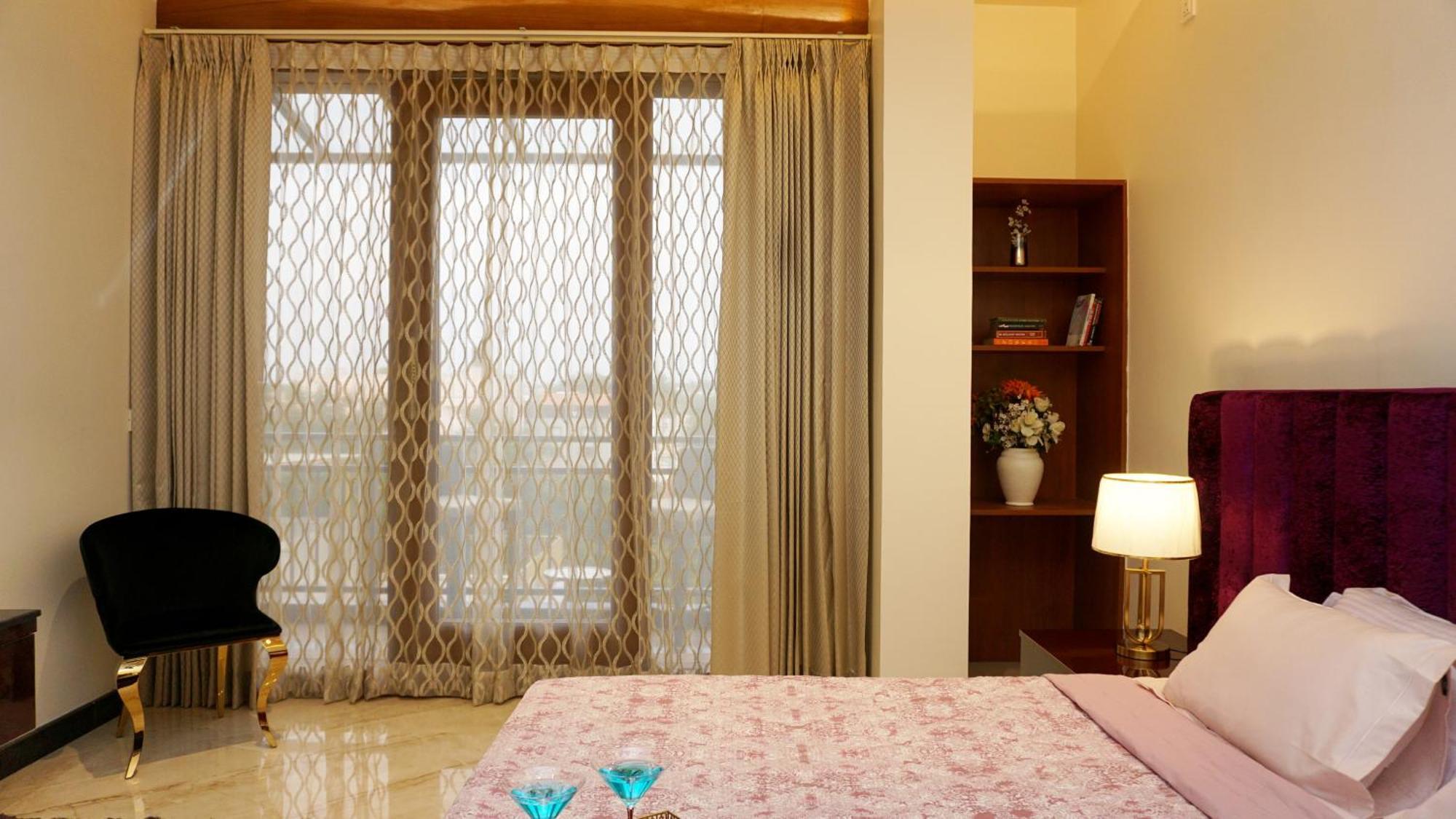 Ferienwohnung The Pentouz On 100 Feet Road Indiranagar - An Urban Luxury Retreat Bangalore Exterior foto