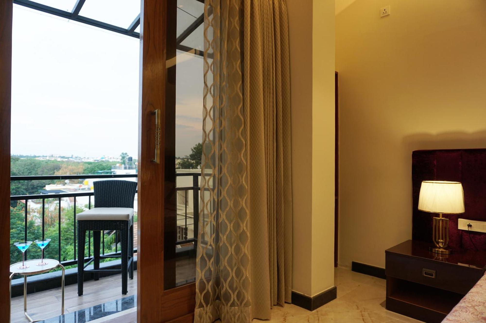 Ferienwohnung The Pentouz On 100 Feet Road Indiranagar - An Urban Luxury Retreat Bangalore Exterior foto