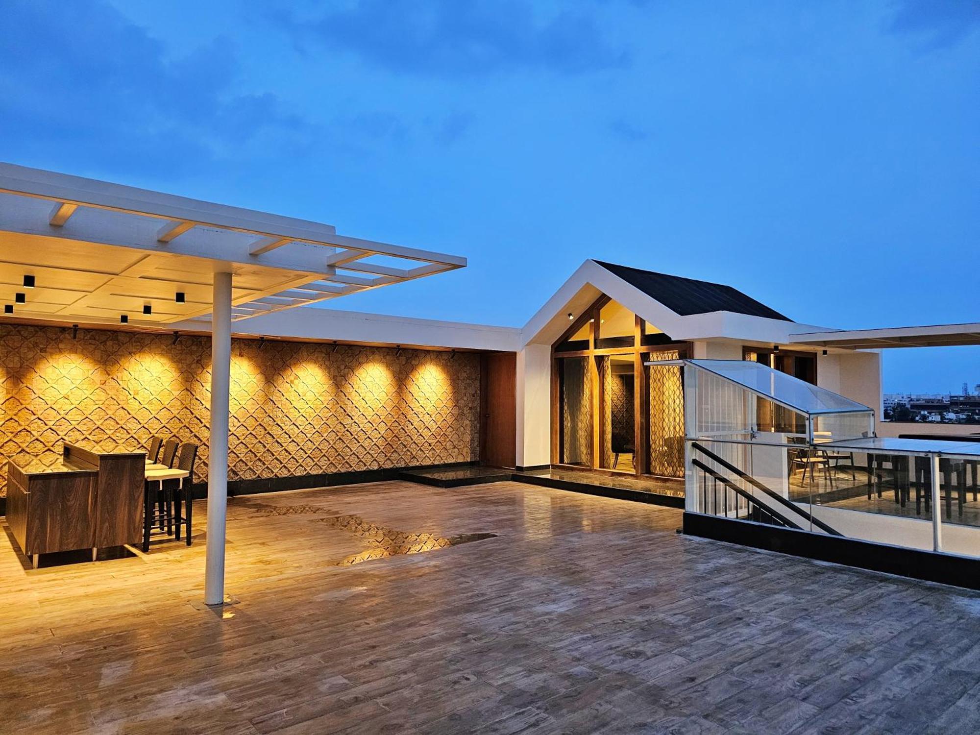 Ferienwohnung The Pentouz On 100 Feet Road Indiranagar - An Urban Luxury Retreat Bangalore Exterior foto