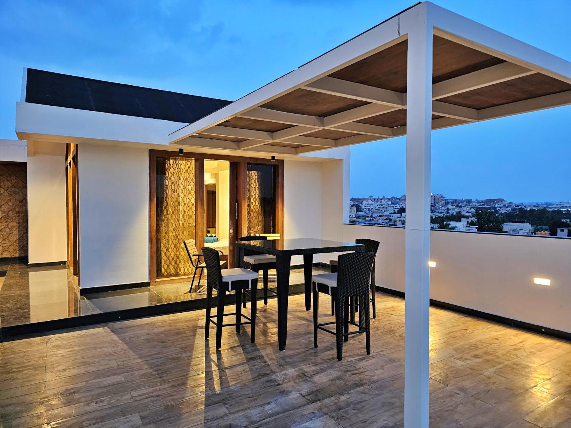 Ferienwohnung The Pentouz On 100 Feet Road Indiranagar - An Urban Luxury Retreat Bangalore Exterior foto