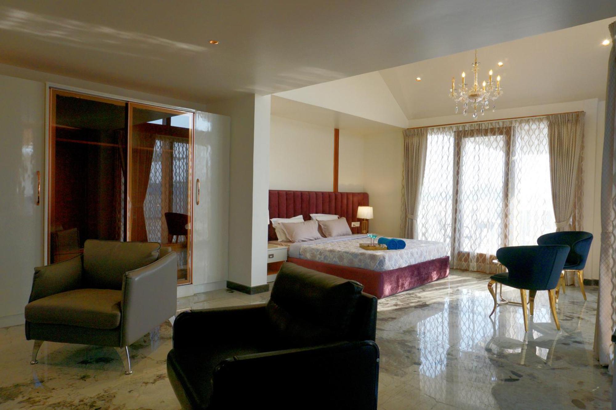 Ferienwohnung The Pentouz On 100 Feet Road Indiranagar - An Urban Luxury Retreat Bangalore Exterior foto