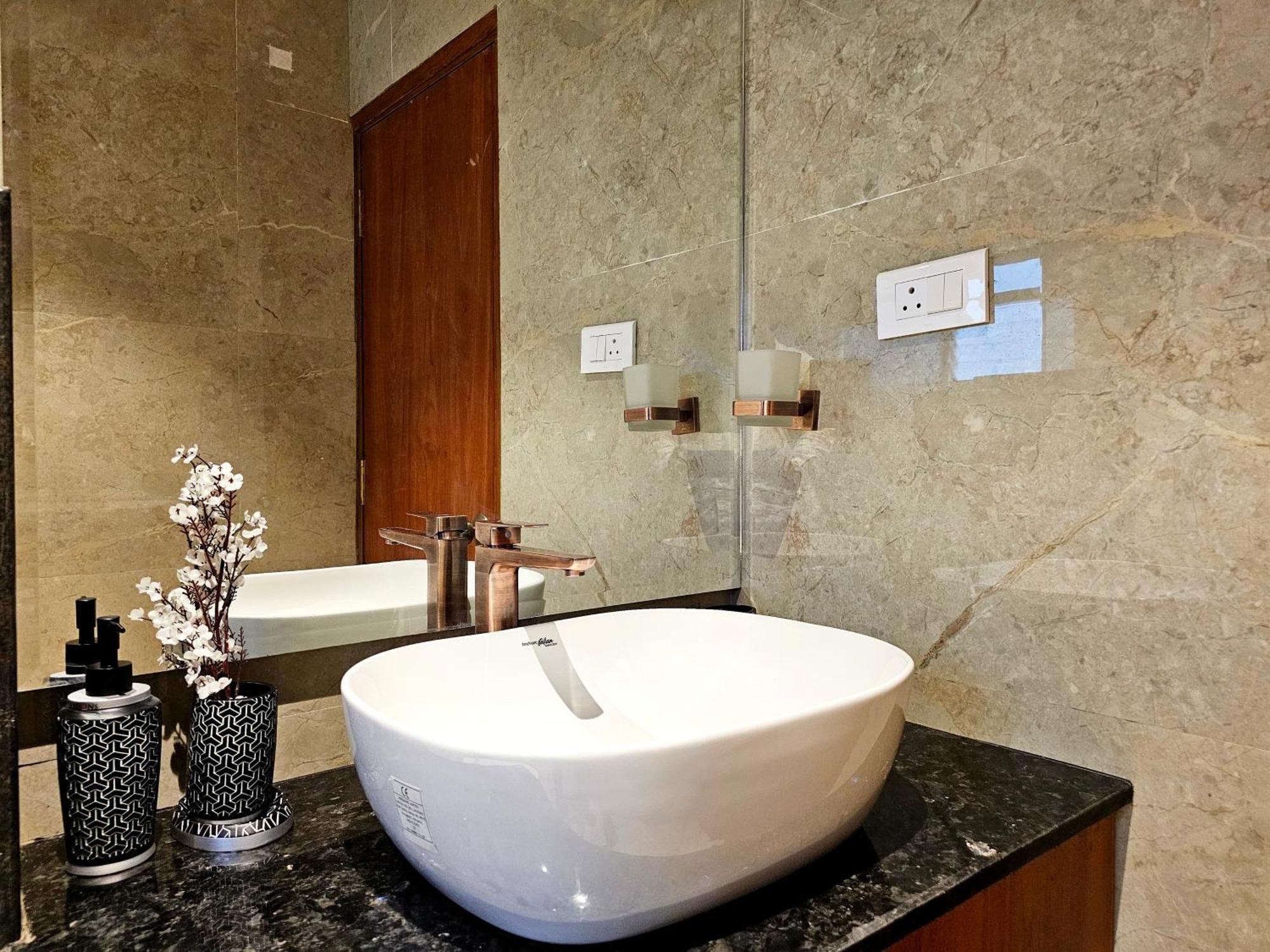 Ferienwohnung The Pentouz On 100 Feet Road Indiranagar - An Urban Luxury Retreat Bangalore Exterior foto