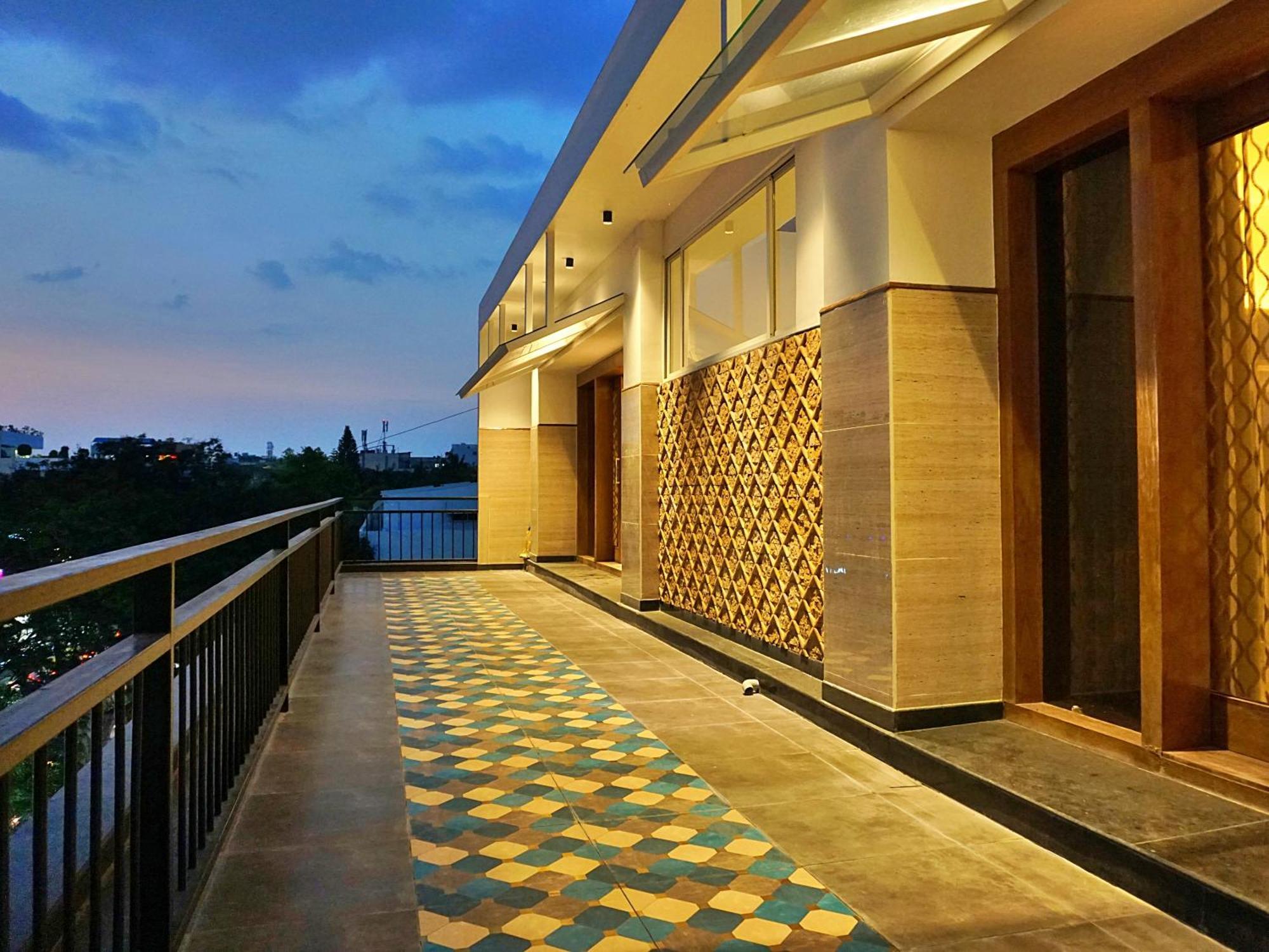 Ferienwohnung The Pentouz On 100 Feet Road Indiranagar - An Urban Luxury Retreat Bangalore Exterior foto