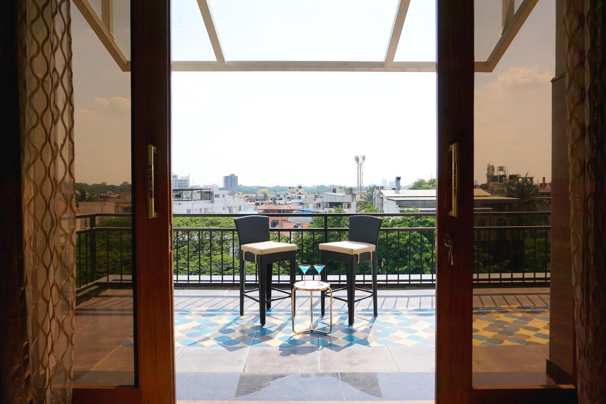 Ferienwohnung The Pentouz On 100 Feet Road Indiranagar - An Urban Luxury Retreat Bangalore Exterior foto