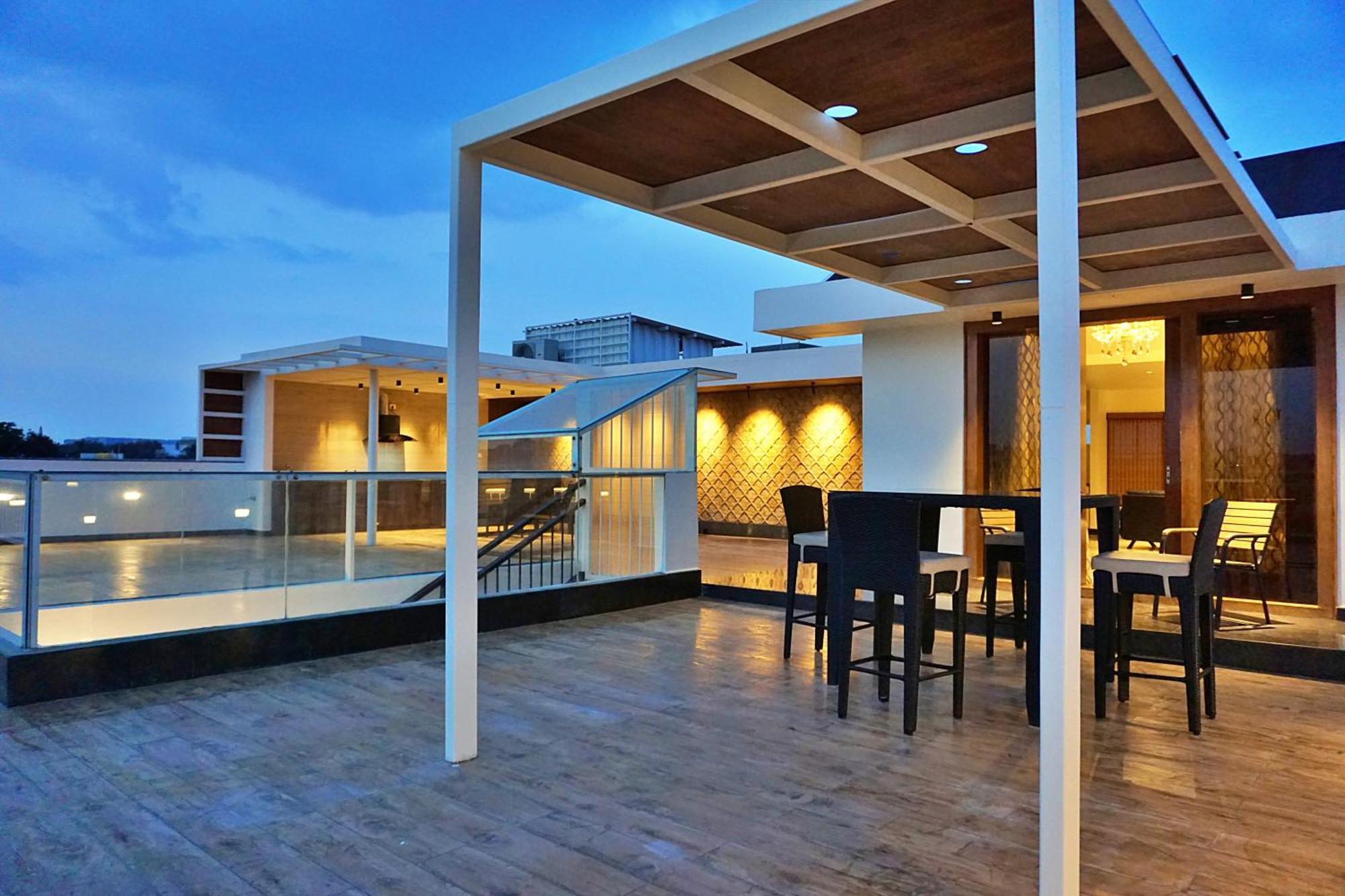 Ferienwohnung The Pentouz On 100 Feet Road Indiranagar - An Urban Luxury Retreat Bangalore Exterior foto