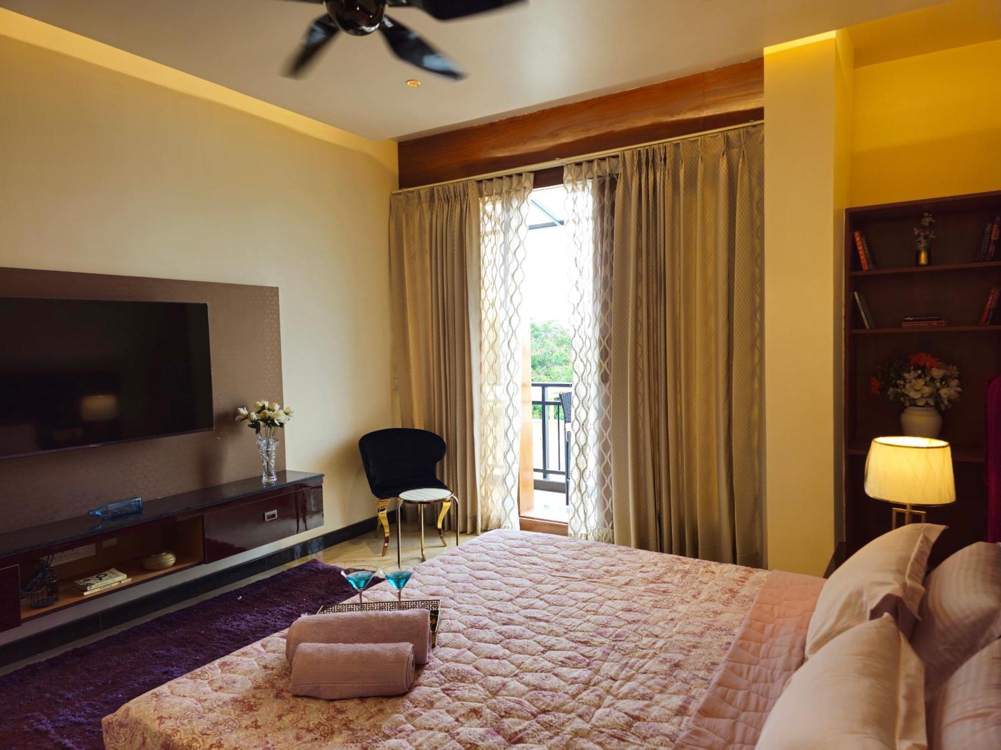 Ferienwohnung The Pentouz On 100 Feet Road Indiranagar - An Urban Luxury Retreat Bangalore Exterior foto